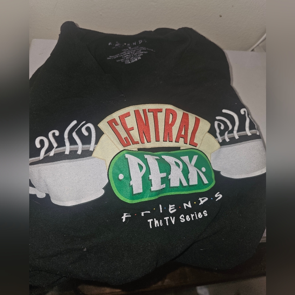NWOT CENTRAL Perk Friends Graphic Tee 💚